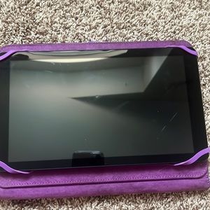 Samsung iPad, it works good. I don’t have a charger for it. The case is torn.